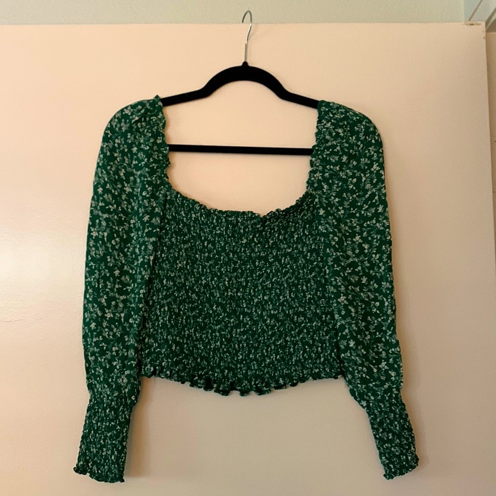 Reformation green blouse. Fitted in the chest, torso, and wrists. Flowy sleeves.